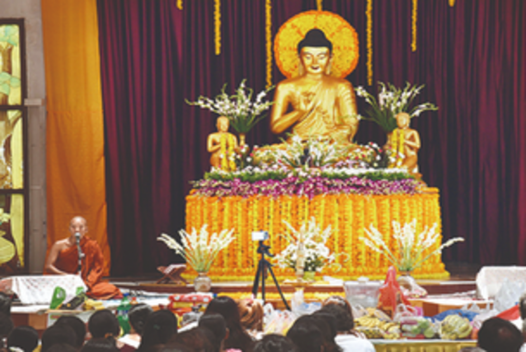 गुरु पूर्णिमा 2023: गुरु पूर्णिमा अपने आध्यात्मिक और शैक्षणिक शिक्षकों के सम्मान और उनके प्रति कृतज्ञता व्यक्त करने के लिए मनाया जाने वाला त्योहार है, गौतम बुद्ध की शिक्षाएं और दर्शन इस त्योहार के सार के साथ संरेखित हैं। हालाँकि गौतम बुद्ध ने अपनी शिक्षाओं में गुरु पूर्णिमा का स्पष्ट रूप से उल्लेख नहीं किया है, लेकिन उनकी शिक्षाएँ और आध्यात्मिक यात्रा एक गुरु की भावना और मार्गदर्शन और ज्ञान प्राप्त करने के महत्व को दर्शाती है।