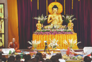 गुरु पूर्णिमा 2023: गुरु पूर्णिमा अपने आध्यात्मिक और शैक्षणिक शिक्षकों के सम्मान और उनके प्रति कृतज्ञता व्यक्त करने के लिए मनाया जाने वाला त्योहार है, गौतम बुद्ध की शिक्षाएं और दर्शन इस त्योहार के सार के साथ संरेखित हैं। हालाँकि गौतम बुद्ध ने अपनी शिक्षाओं में गुरु पूर्णिमा का स्पष्ट रूप से उल्लेख नहीं किया है, लेकिन उनकी शिक्षाएँ और आध्यात्मिक यात्रा एक गुरु की भावना और मार्गदर्शन और ज्ञान प्राप्त करने के महत्व को दर्शाती है।