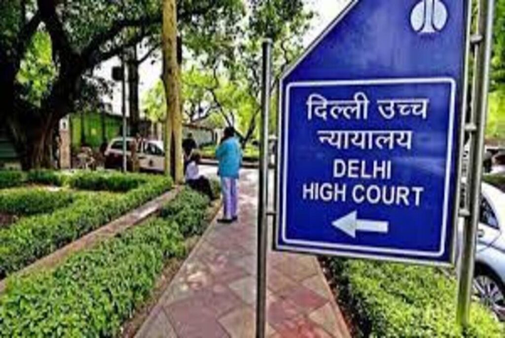 नयी दिल्ली, सात जून (भाषा) दिल्ली उच्च न्यायालय ने यहां सरकारी डॉ. बाबासाहेब अंबेडकर अस्पताल के चिकित्सा निदेशक के रूप में डॉ. नवनीत गोयल की नियुक्ति को रद्द कर दिया है और कहा है कि दिल्ली सरकार के स्वास्थ्य विभाग ने उचित प्रक्रिया का पालन किए बिना यह पद सृजित किया है। इसमें कहा गया है कि एक नियोक्ता के रूप में राज्य की शक्ति का प्रयोग मनमाने ढंग से नहीं किया जा सकता है। मुख्य न्यायाधीश सतीश चंद्र शर्मा की अध्यक्षता वाली पीठ ने कहा कि एक संप्रभु, समाजवादी, धर्मनिरपेक्ष, लोकतांत्रिक गणराज्य में सार्वजनिक रोजगार संविधान और कानूनों के अनुसार होना चाहिए, और वर्तमान मामले में, नियुक्ति वैधानिक प्रावधानों के अनुसार नहीं थी। .